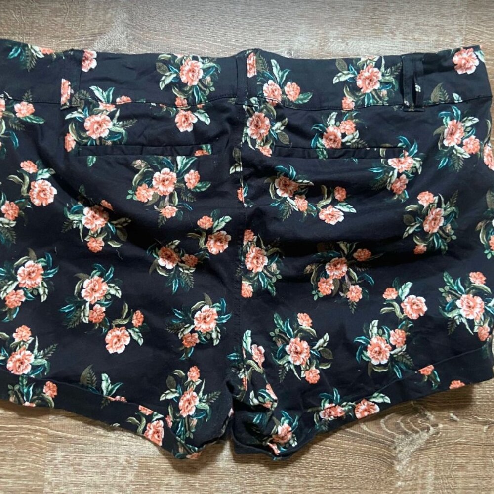 Torrid size 24 Black floral Denim Shorts - Picture 2 of 3